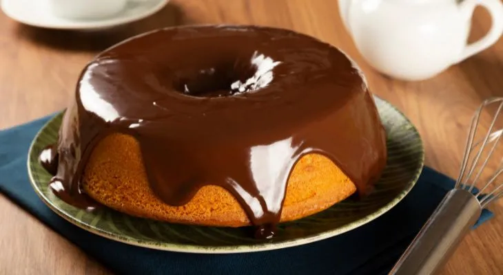 Bolo de Cenoura com Calda de Chocolate