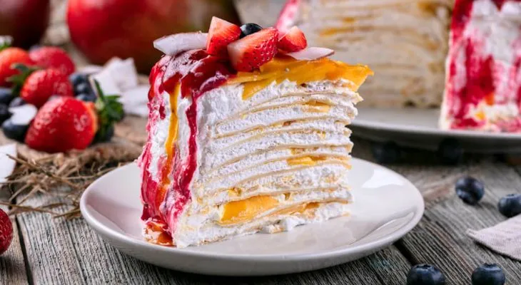 Bolo de Crepe com Geleia de Morango e Maracujá